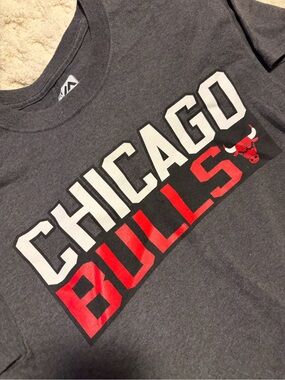 S | Chicago Bulls Gray Graphic Tee - Red & White Logo